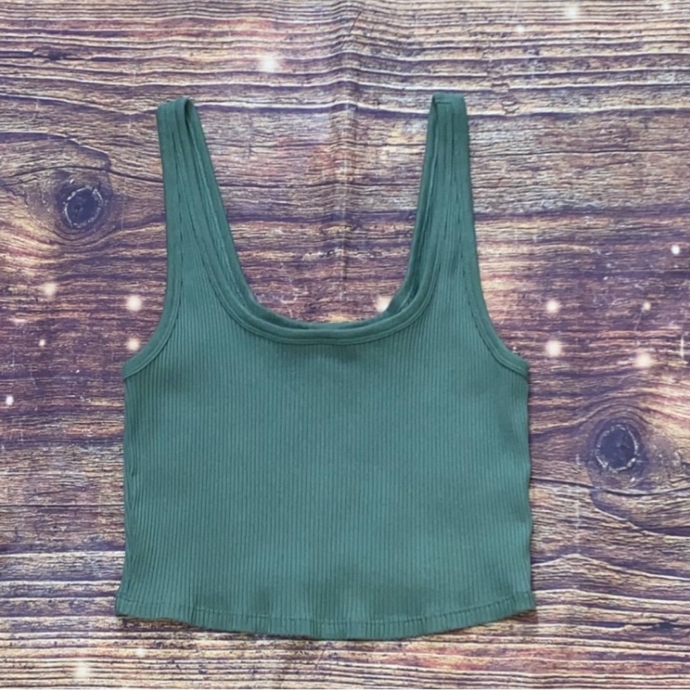 Women’s Old Navy green cropped tank top. Size Large. Excellent condition.